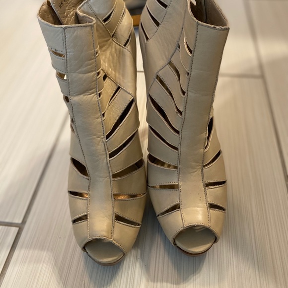 Beautiful leather booties - Picture 3 of 4